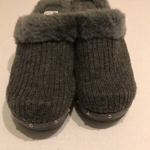 Women’s Gray Knit Clogs with Faux Fur Trim